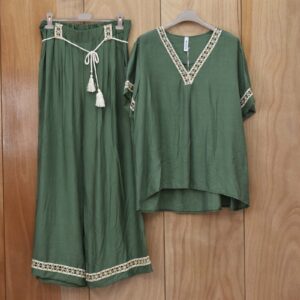 Σετ παντελόνα με μπλούζα και κέντημα στο μανίκι και το λαιμό plus size