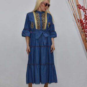 Γυναικείο φόρεμα μακρύ κεντημένο με πέρλες σε τζιν ύφασμα και βολάν με λεπτομέρειες άνιμαλ