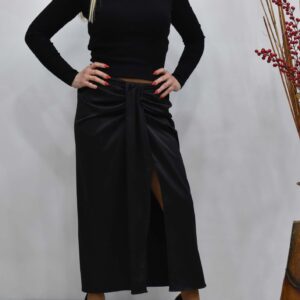 Γυναικεία σατέν φούστα με σούρες και μεγάλο σχίσιμο