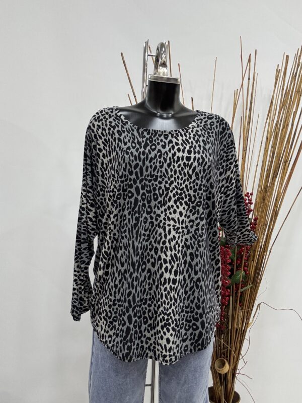 Γυναικεία μπλούζα σε animal print - Image 2