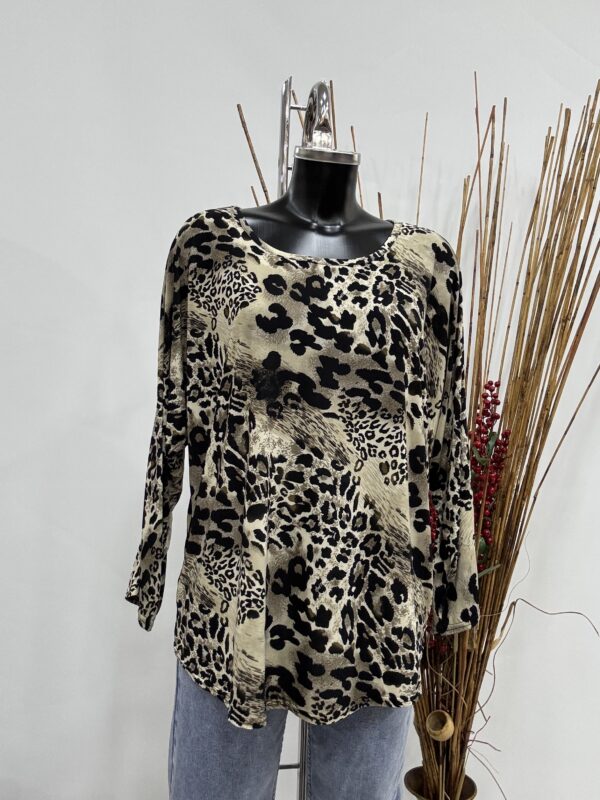 Γυναικεία μπλούζα σε animal print - Image 3