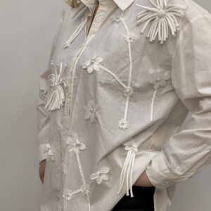 Γυναικείο πουκάμισο ποπλίνα με πέρλες και λουλούδια
