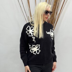 Μαύρη μπλούζα πλεκτή γυναικεία με λευκά σχέδια λουλούδια σε λευκό χρώμα κεντημένο