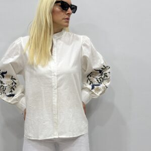 Γυναικείο λινό πουκάμισο με μανίκι 2/3 κεντημένο σε άνετη εφαρμογή