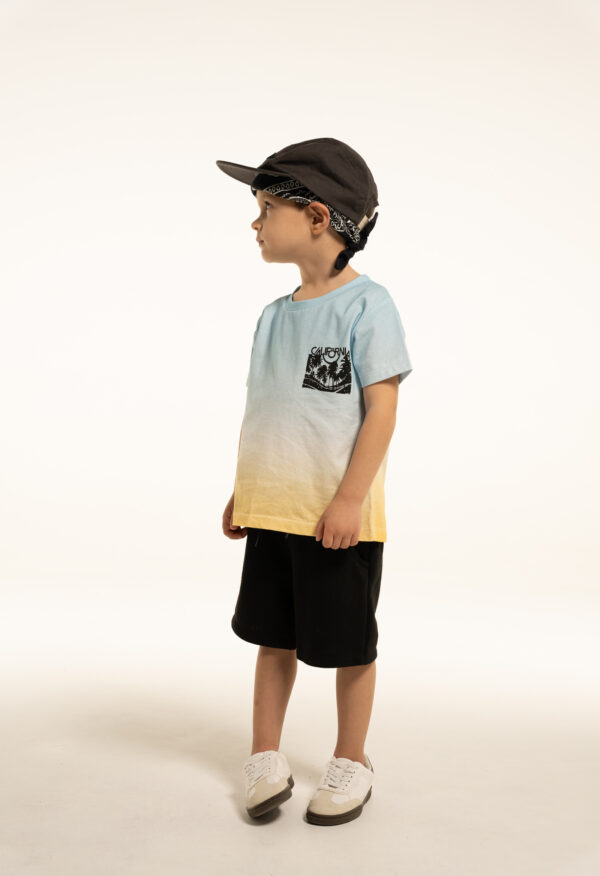 Κοντομάνικη light blue μπλούζα California  με black βερμούδα  για αγόρια  1-6 Ετών Hashtag - Image 2