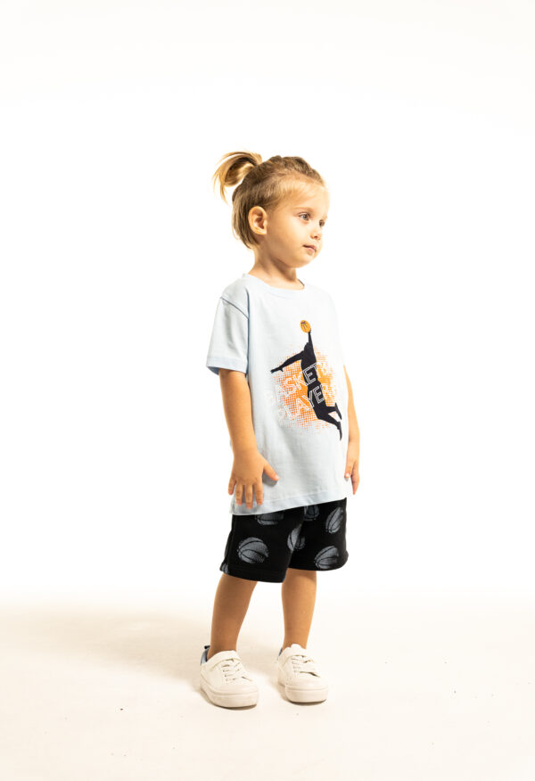 Κοντομάνικη light blue μπλούζα basketball με dark blue βερμούδα  για αγόρια  1-6 Ετών Hashtag - Image 2