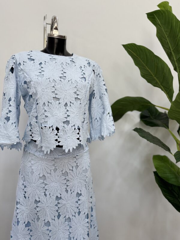 Φούστα μακριά με crop μπλούζα light blue δαντέλα kipur