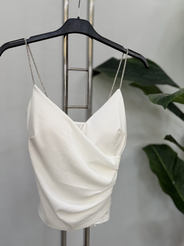 Γυναικείο  μπλουζάκι crop top white με τιράντες στρας