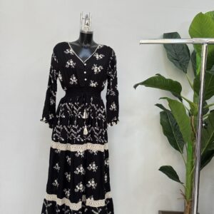 Γυναικείο φόρεμα μαύρο με κέντημα