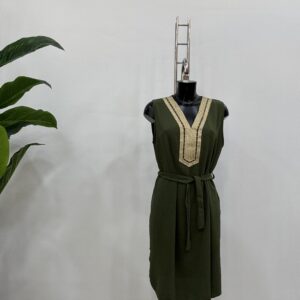 Ίσιο φόρεμα με χρυσή τρέσα