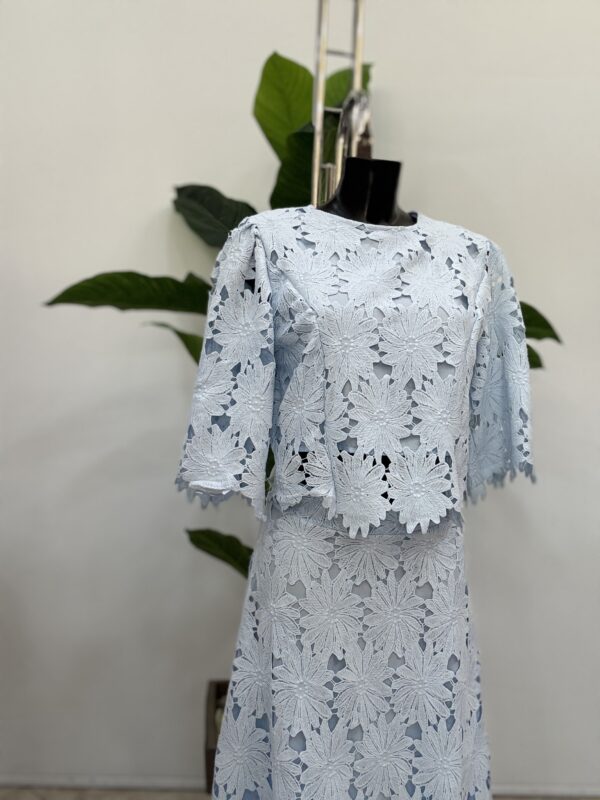 Φούστα μακριά με crop μπλούζα light blue δαντέλα kipur